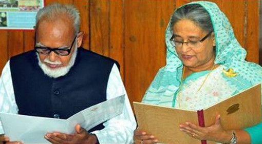 বগুড়া জেলা পরিষদের নবনির্বাচিত চেয়ারম্যান মো. মকবুল হোসেনকে শপথ করিয়েছেন প্রধানমন্ত্রী