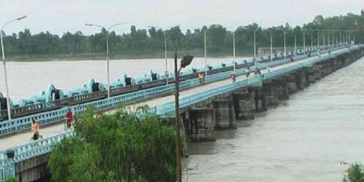 উজানের ঢলে তিস্তার পানি বইছে বিপদসীমার উপর দিয়ে