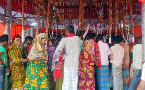 দেখুন এই পীর সাহেবের আসল চেহেরা! বিস্তারিত ভিডিওতে দেখুন……