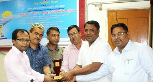 নিয়মিত স্বাস্থ্য সেবায় অনুদান দেয়ায় ঠাকুরগাঁও জেলার শ্রেষ্ঠ ইউপি চেয়ারম্যানকে সন্মাননা প্রদান