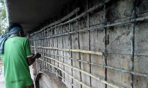 সরকারী কলেজের নির্মাণ কাজে বাঁশ, ঠিকাদার আ’লীগ নেতা