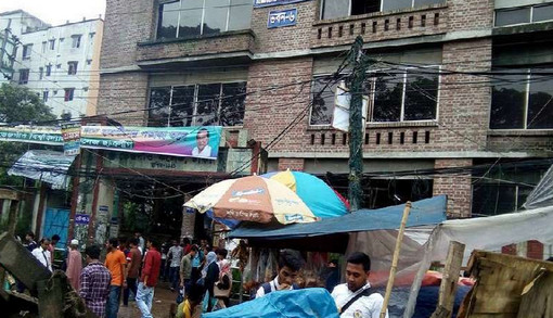 ফুটপাতের দোকান থেকে চাঁদা নেয় পুলিশ-ছাত্রনেতা