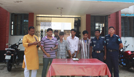 টাঙ্গাইলে ৩ ছিনতাইকারী আটক