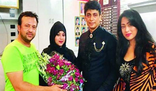 বোরকা পরে একেবারেই সাদাসিদে ভাবে এফডিসিতে হাজির শাবনূর
