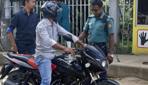 পাঠাও’ মোটরসাইকেল পেলেই মামলা দিচ্ছে পুলিশ