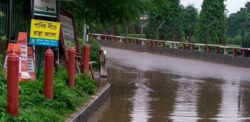 'পানির নীচে রাস্তা ভালো', ঢাকায় ট্রাফিক বিভাগের সাইনবোর্ড