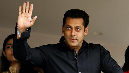 নায়িকার খোলা পিঠে হাত দিলেন না সালমান! (ভিডিও)