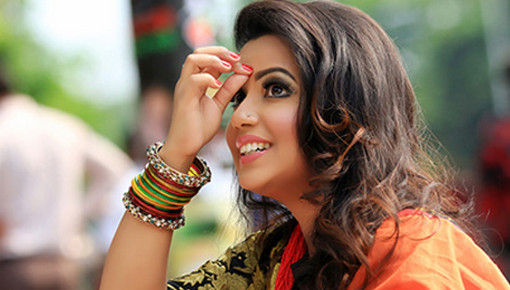 জেনে নিন কোন বয়সে বাঙালি মেয়েরা প্রেমে পড়ে?