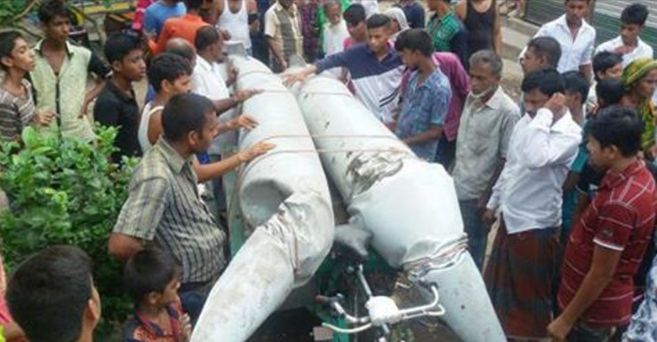 আকাশ থেকে পড়ল তেলের ট্যাংক