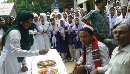 ক্লাস বন্ধ করে ছাত্রীদের নিয়ে বিদ্যালয়েই গায়ে হলুদের অনুষ্ঠান