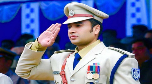 বহু নারীর রাতের ঘুম কেড়ে নিয়েছেন যে পুলিশ অফিসার!