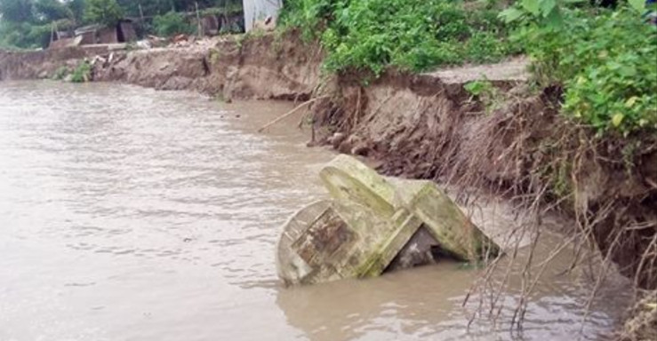 'রাইতে পানির হুসানিতে ঘুম ছুইড্যা গ্যাছে'