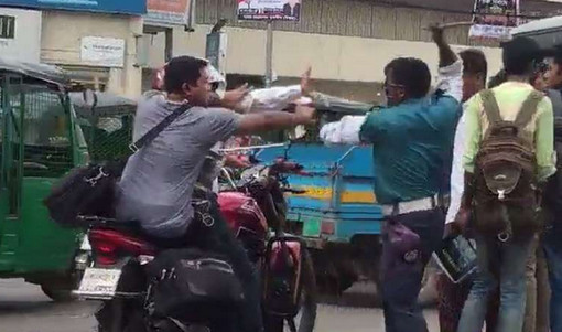 ফার্মগেটে ট্রাফিক পুলিশের কাণ্ড: ভিডিও ভাইরাল।(ভিডিও সহ)