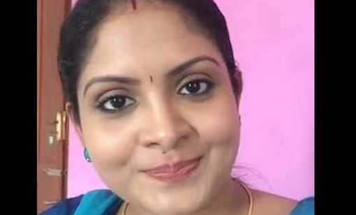 ছাত্রীকে রুমে একা পেয়ে ধর্ষণ করলো প্রধান শিক্ষক! ফাঁস করে দিল দপ্তরি। (ভিডিও সহ)