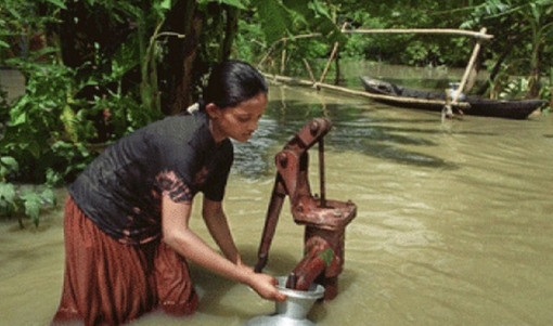 ‘ভাই ত্রাণ চাই না, খাবার পানি দেন, খাইয়া বাঁইচ্চা থাকি’