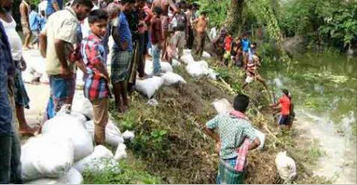 আত্রাই-নওগাঁ আঞ্চলিক সড়ক যে কোন সময় ভেঙ্গে যাওয়ার আশঙ্কা, এলাকাবাসি আতঙ্কে