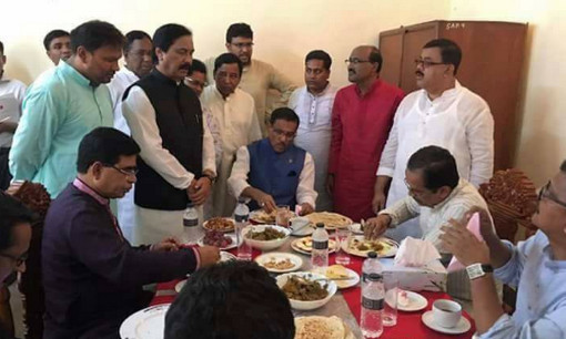 ত্রাণ দিতে গিয়ে ওবায়দুল কাদেরের ভুরিভুজ, ফেসবুকে ক্ষোভ