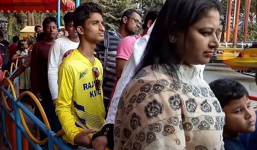 প্রেমিকার বুকে হাত দেওয়ায় ফেন্টাসি কিংডমে মারামারি।(ভিডিও সহ)