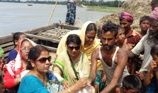 কুড়িগ্রামে বন্যাদুর্গতদের মাঝে মহিলা আ’লীগের ত্রাণ বিতরণ