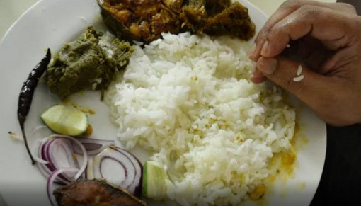 ভাত খাওয়ার পর এই ৭ টি কাজ আপনার মরন ডেকে আনতে পারে। কাজগুলো কি কি? জানুন এবং পরিত্যাগ করুন
