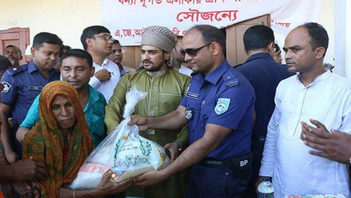 গেলেন হেলিকপ্টারে, ত্রাণ দিলেন নিজ হাতে