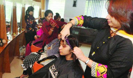 ম্যাসাজ পার্লারের নামে দেহ ব্যবসা!