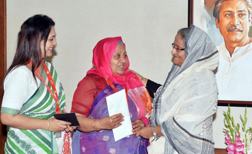 অভিনেত্রী আনোয়ারাকে ৩০ লাখ টাকার অনুদান দিলেন প্রধানমন্ত্রী