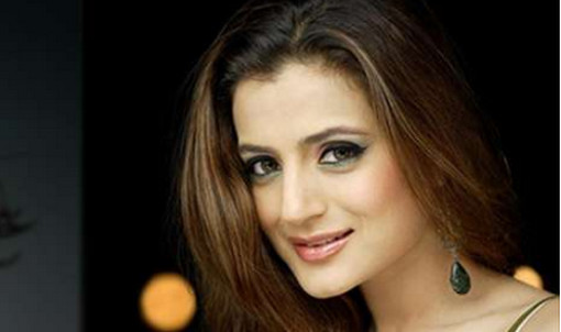 পুরোপুরি নগ্ন হয়ে ক্যামেরার সামনে আমিশা