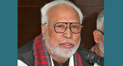 যার পায়ে হাত দিয়ে সালাম করেন বঙ্গবীর কাদের সিদ্দিকী