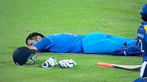 ভারতের ইনিংসের ৪৪ ওভারের ঘটনা, মাঠেই ঘুমিয়ে পড়লেন ধোনি, সোশ্যাল মিডিয়ায় হাসাহাসি
