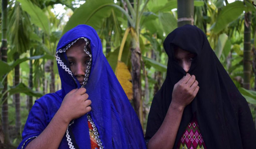 বাংলাদেশে আশ্রয় নেয়া সুন্দরী মুসলিম রোহিঙ্গা মেয়েদের কিভাবে ধর্ষণ করছে দেখুন!(ভিডিও সহ)