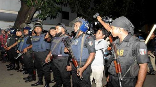 চলছে র‌্যাবের অভিযান, হচ্ছে বোমা বিস্ফোরণ