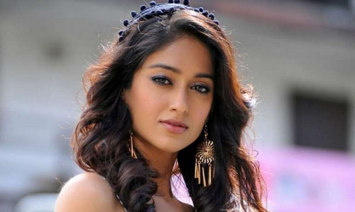 সম্পূর্ণ পোশাক খুলে ইলিয়ানার পোজ!