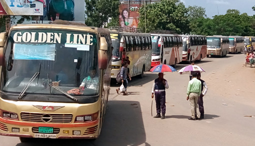 দৌলতদিয়া ঘাটে যানবাহনের চাপ, দুর্ভোগে যাত্রীরা