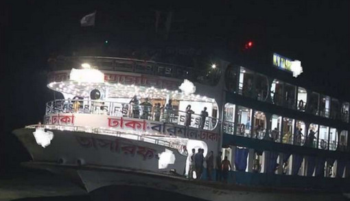 লঞ্চের মুখোমুখি সংঘর্ষ, মাঝ নদীতে তলা ফাটল