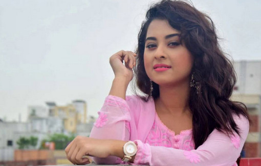 কার উপর খেপেছেন বুবলি?
