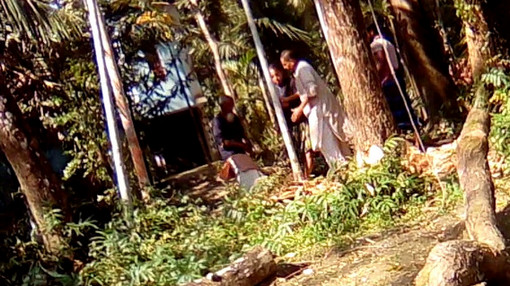 গ্রামের একটি সালিশে নির্যাতনের যে ভিডিও কাঁদিয়েছে সবাইকে – ভিডিও ।