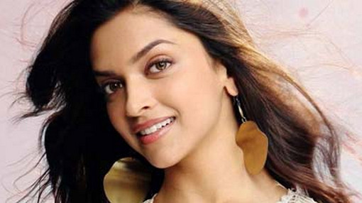 হঠাত মিডিয়ার সামনে দিপিকার বুকের কাপড় সরে গেল। তারপর কী অবস্থা হল দেখুন!
