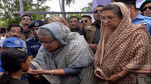 রোহিঙ্গা নারীকে জড়িয়ে ধরে কাঁদলেন প্রধানমন্ত্রী (ভিডিও)