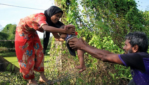 কাঁটাতারে ঝুলে আছে লাখো রোহিঙ্গার ভবিষ্যত