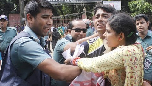 মিরপুর থানার পুলিশ ক্ষমতা হাতে পেয়ে দেশের মানুষে সাথে কী করছে (ভিডিওতে দেখুন)