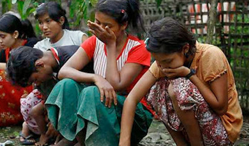 মায়ানমারে রোহিঙ্গা মসজিদের ঈমাম সহ কত নারীকে নির্মম ভাবে নির্যাতন করছে মায়ানমার পুলিশ দেখুন ভয়ানক দৃশ্য। (ভিডিও সহ)
