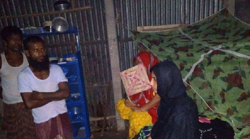 স্ত্রীর মর্যাদা পেতে পুলিশের বাড়িতে শিক্ষার্থীর অনশন!