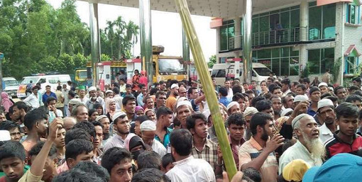 রোহিঙ্গাদের ত্রাণ নিয়ে স্থানীয়দের কাড়াকাড়ি