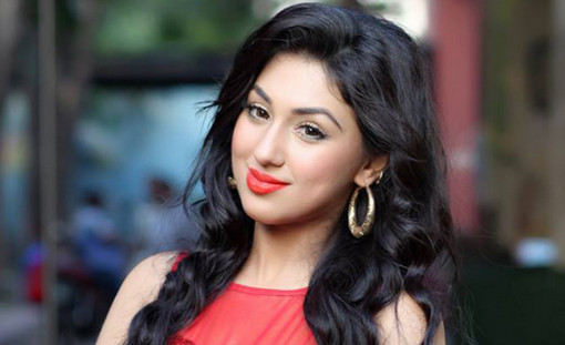 পূজায় কী করছেন অপু?
