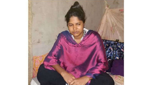 বিয়ের দাবিতে ল্যাবএইড হাসপাতালের স্টাফ নার্স’র অনশন!