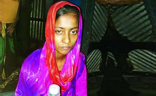 প্রেমিকের বাড়িতে বিষের বোতল নিয়ে অসহায় তরুণী
