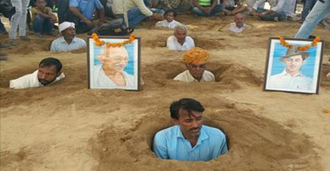 ভারতে কৃষকদের অভিনব প্রতিবাদ