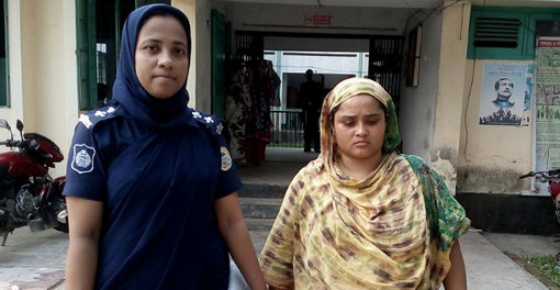 ঢাকায় সুন্দরী মেয়েদের গোপনাঙ্গে ৭০০ পিস ইয়াবা বহন কালে আটক
