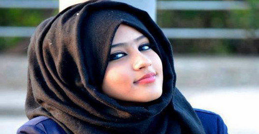 কোন মেয়ের যে লক্ষন গুলো দেখলে বুঝবেন সেই মেয়ে আপনার প্রেমে পড়েছে